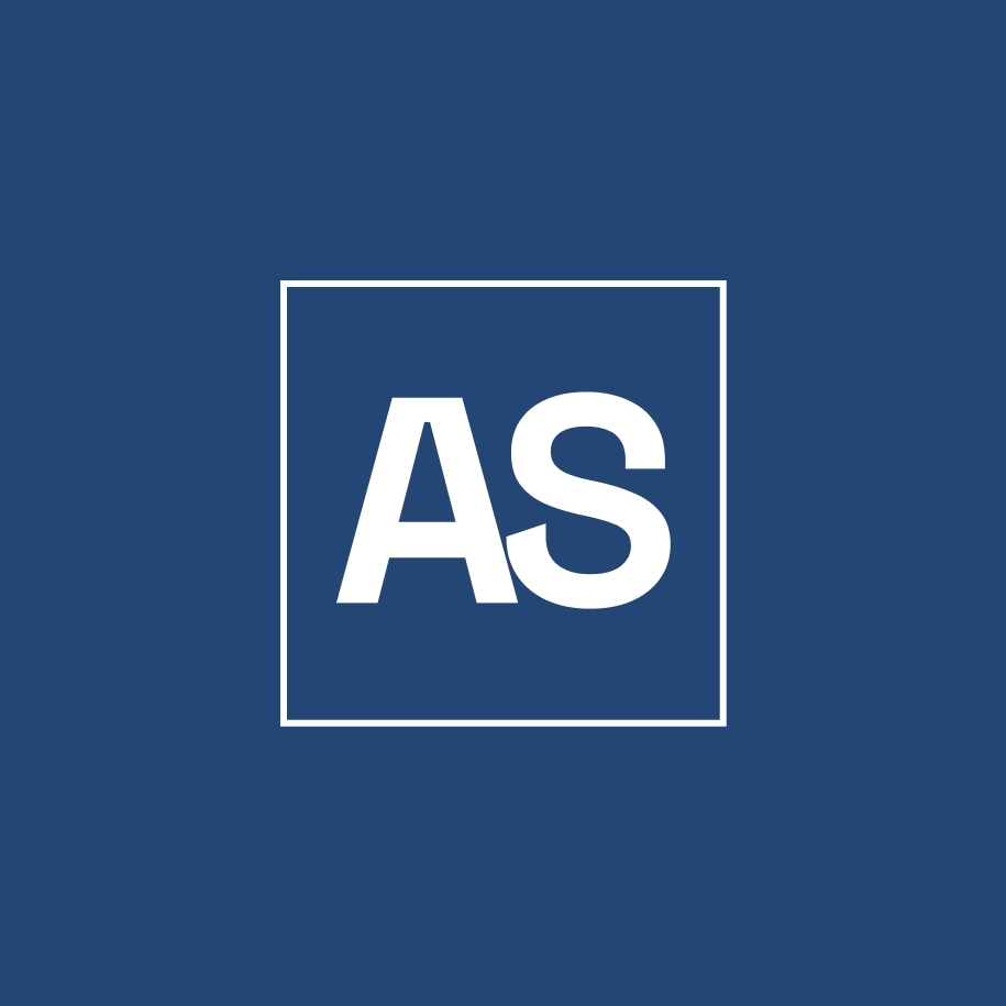 Monogramme du logo d'Albert Sayegh, présentant les initiales AS dans un encadré blanc sur fond bleu marine
