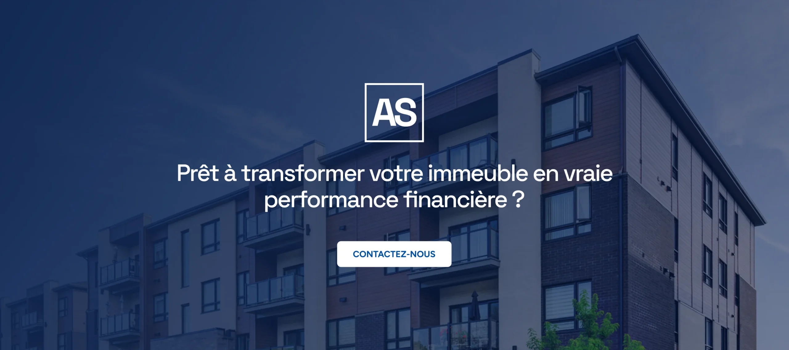Bannière web montrant une façade de condos modernes avec un appel à l'action pour optimiser la performance financière immobilière